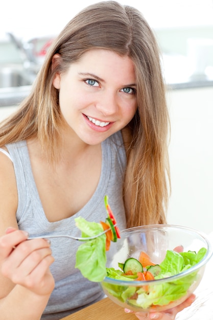 Zdjęcie przystojna kobieta je salat