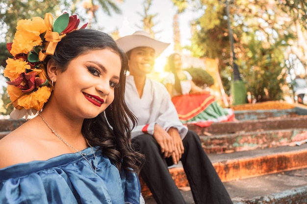 Przystojni nastolatki ubrani w tubylcze stroje w parku na świeżym powietrzu w Nikaragui
