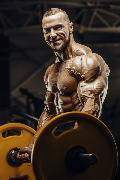 Przystojni silni wysportowani mężczyźni pompowania mięśni bicepsów treningu fitness i koncepcji kulturystyki