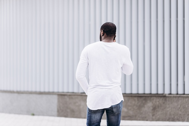 Przystojny Afro amerykański mężczyzna nosi casual ubrania w nowoczesnym mieście
