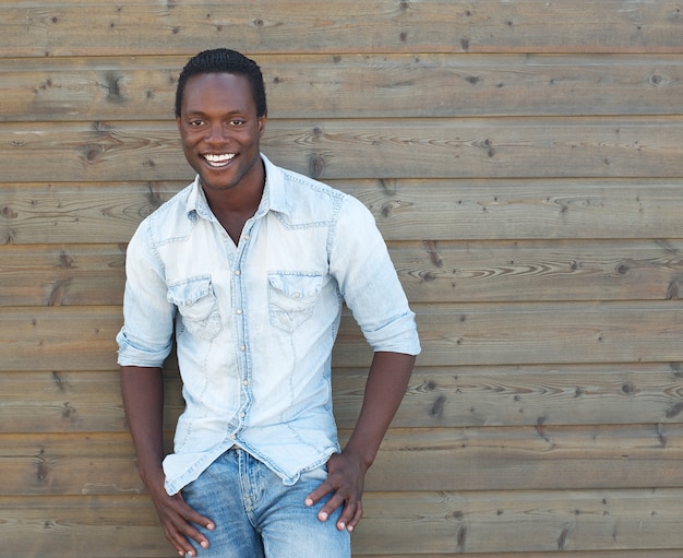 Przystojny amerykanina afrykańskiego pochodzenia mężczyzna ono uśmiecha się outdoors