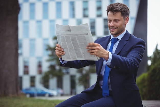 Przystojny biznesmen czytanie gazety