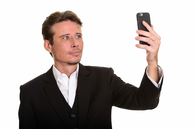 Przystojny biznesmen kaukaski biorąc selfie z telefonu komórkowego