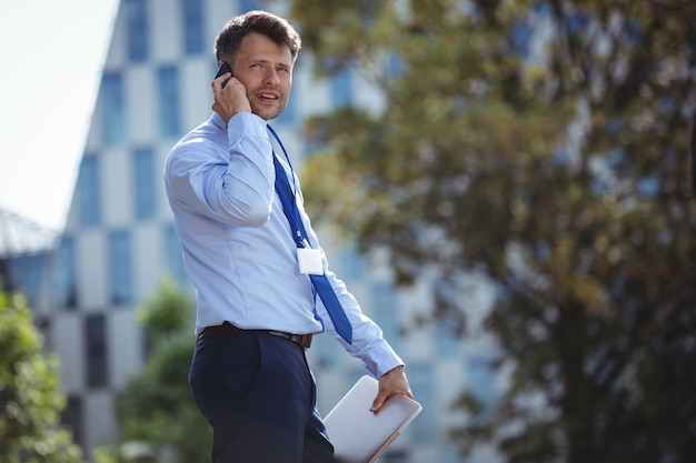 Przystojny biznesmen opowiada na telefonie komórkowym