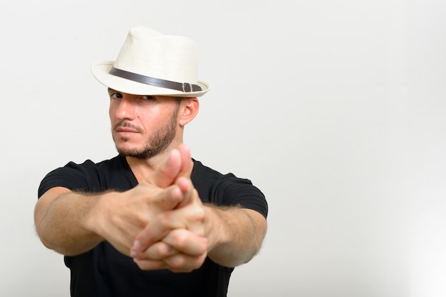 przystojny brodaty mężczyzna Hiszpanie w kapeluszu na białym tle