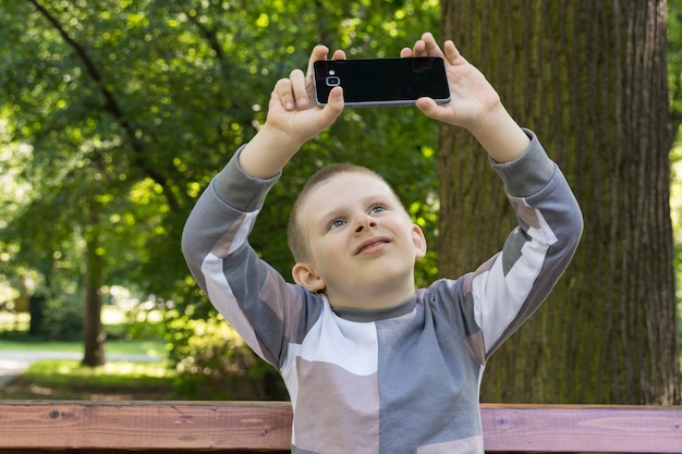 Przystojny chłopak robi zdjęcia siebie na telefon