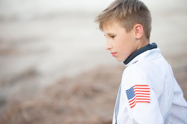 Przystojny chłopak ubrany w ubrania z nadrukiem amerykańskiej flagi