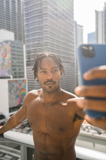 Przystojny czarny mężczyzna robi selfie telefonem komórkowym