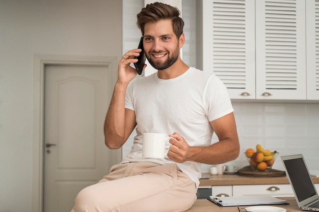 Zdjęcie przystojny dorosły mężczyzna rozmawia przez telefon