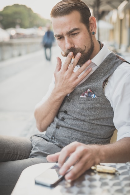 Przystojny Duży Wąsy Hipster Człowieka Za Pomocą Inteligentnego Telefonu