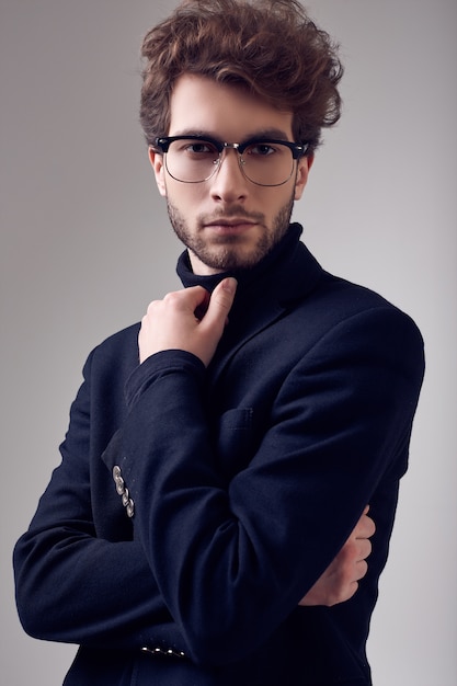 Przystojny Elegancki Mężczyzna Z Kręconymi Włosami Na Sobie Garnitur I Okulary
