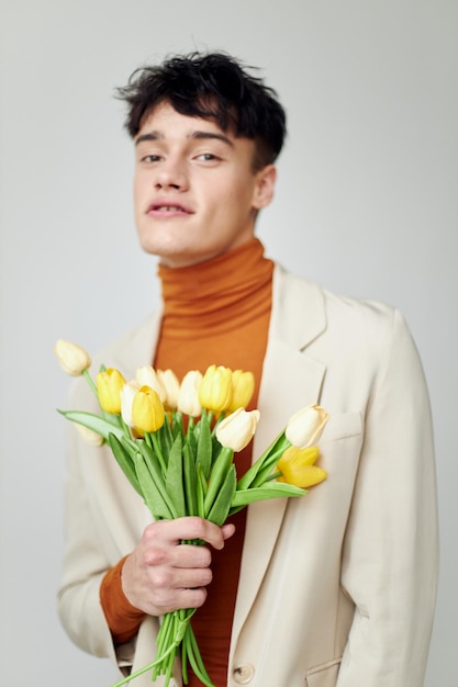 Przystojny facet bukiet kwiatów romans moda data na białym tle niezmienione tło