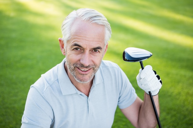 Przystojny golfista ono uśmiecha się up przy kamerą