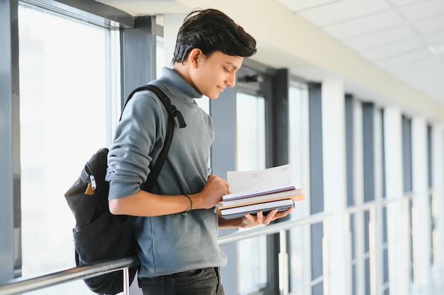 Przystojny i młody indyjski student.