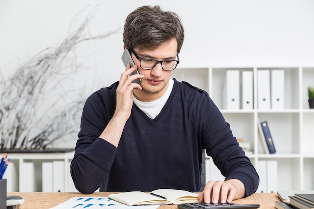 Przystojny księgowy na telefonie