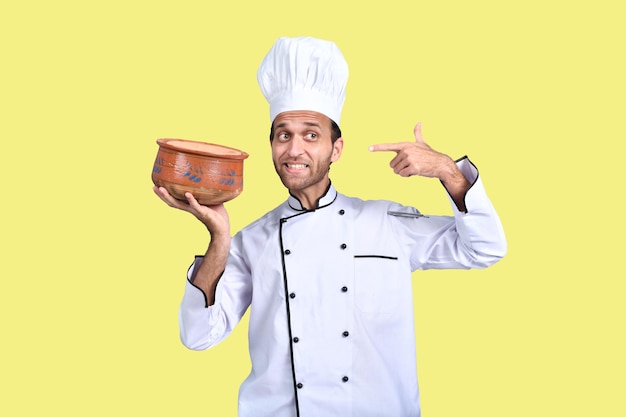 przystojny kucharz kucharz trzyma handi indyjski model pakistański