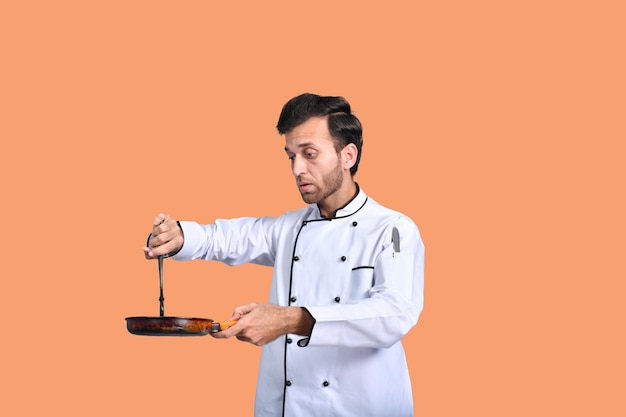 przystojny kucharz kucharz trzyma patelnię indyjski model pakistański