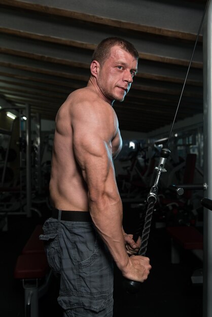Przystojny Kulturysta Mięśni Wykonujący Ciężkie Ćwiczenia Na Triceps Na Siłowni