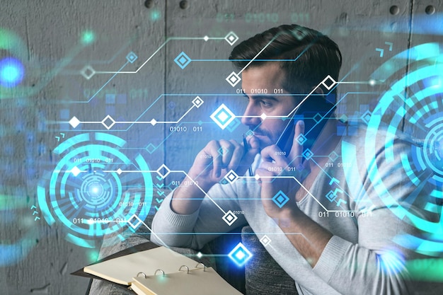 Przystojny mężczyzna rozmawia przez telefon i robi notatki w miejscu pracy w biurze Hologram informacyjny Multiexposure Tech
