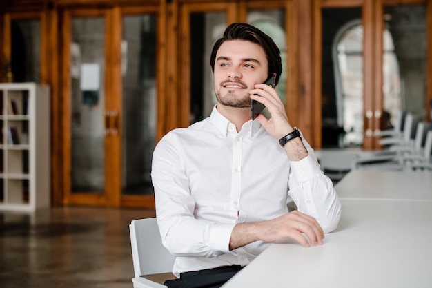 Przystojny Mężczyzna Rozmawia Przez Telefon W Biurze