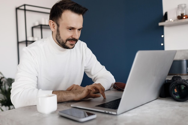 Przystojny Mężczyzna Używający Laptopa W Domu W Kuchni