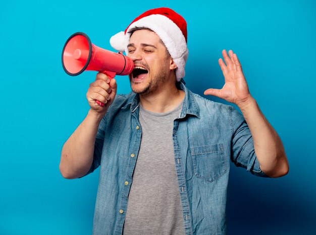 Przystojny mężczyzna w Boże Narodzenie kapelusz z głośnym gradem