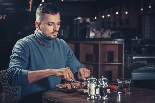 Przystojny Mężczyzna W Restauracji