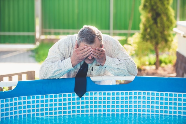 Zdjęcie przystojny mężczyzna w stonowanym garniturze przy basenie