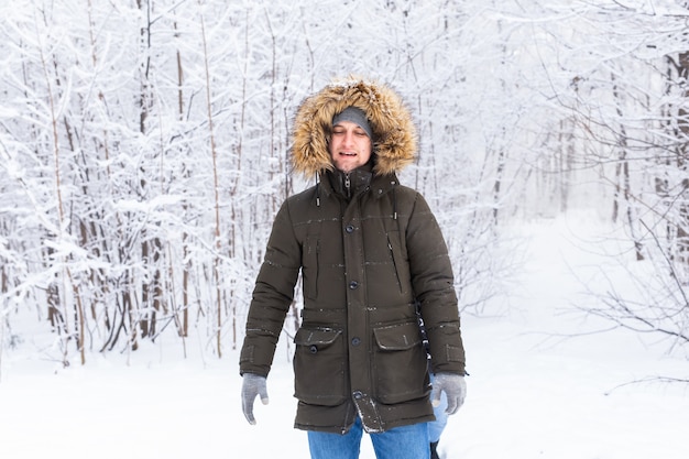Przystojny mężczyzna w zimowym kapeluszu zabawny portret na śnieżnej przyrodzie