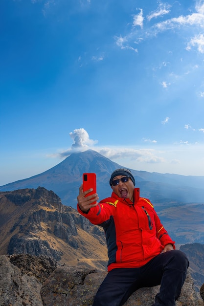 Przystojny mężczyzna zabierający saelfie na wycieczkę do wulkanu popocatepetl