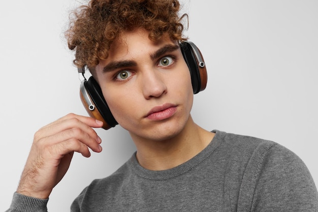 Przystojny młody mężczyzna technologia muzyczna słuchawek na białym tle