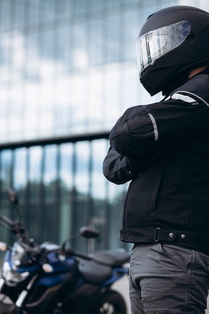 Przystojny motocyklista na swoim moto jeżdżącym po mieście