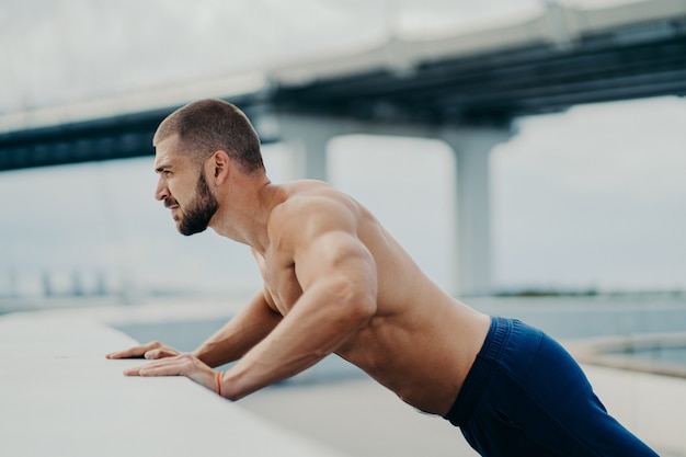 Przystojny, muskularny mężczyzna, z, nagi, tułów, na zewnątrz, robi, fitness, siłownia