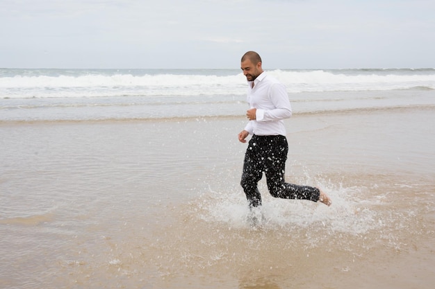 Przystojny Pan Młody Surfuje Na Plaży Latem