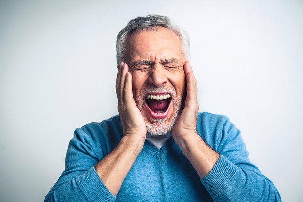 Przystojny starszy mężczyzna portret studio strzał