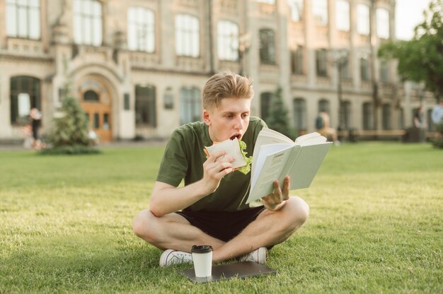 Przystojny Student Uniwersytetu Je Apetyczną Kanapkę