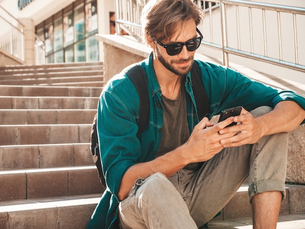 Przystojny uśmiechnięty stylowy hipster lamberseksualny model