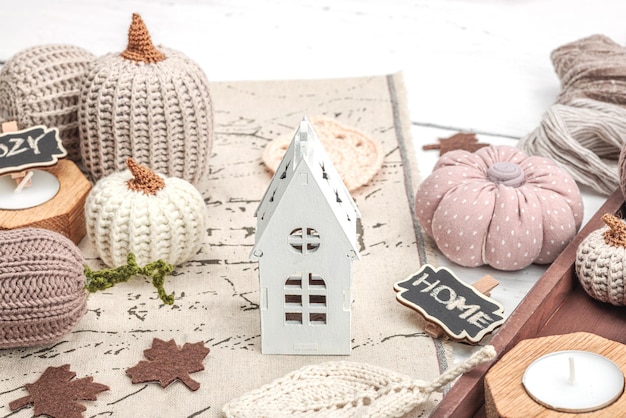 Przytulna jesienna kompozycja nastroju Ręcznie wykonany wystrój domu, tradycyjne rekwizyty z dzianiny z symbolami jesieni