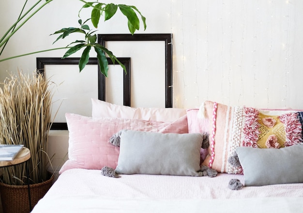 Przytulna sypialnia piękne poduszki i skandynawski klimat