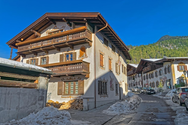 Przytulna ulica w bawarskiej wiosce Garmisch-Partenkirchen (Niemcy), w słoneczny zimowy dzień. Jest to ośrodek turystyczny i sportów zimowych, posiadający jedne z najlepszych terenów narciarskich w Niemczech