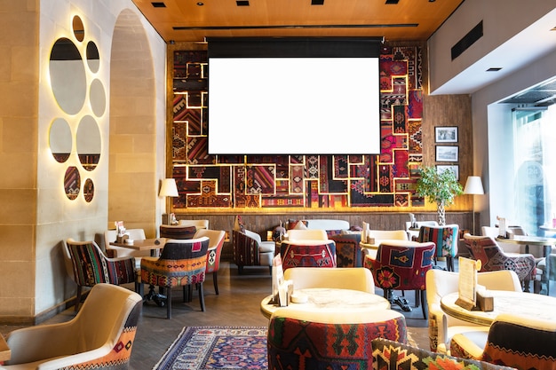 Przytulne wnętrze restauracji, herbaciarni z białym ekranem do projektora
