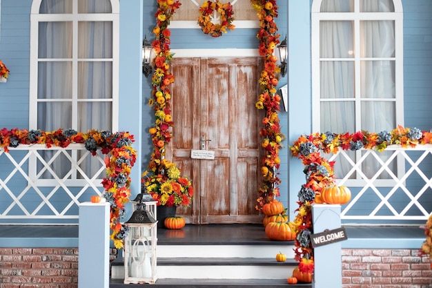 Przytulny drewniany ganek domu z dyniami w Halloween