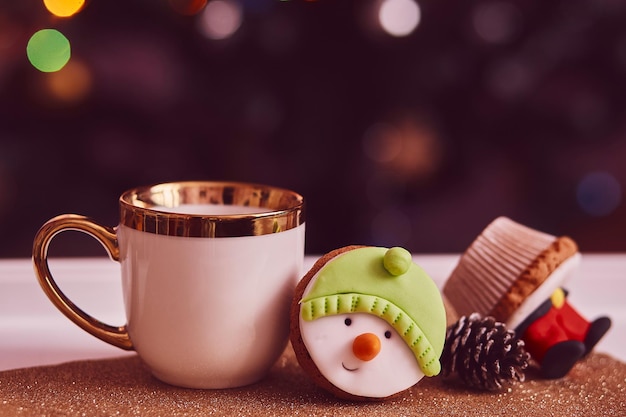 Przytulny świąteczny Czas Na Herbatę Ozdobne Babeczki I Filiżanka Herbaty Przed Choinką Dobry Nastrój świąteczny Nastrój Selektywne Skupienie