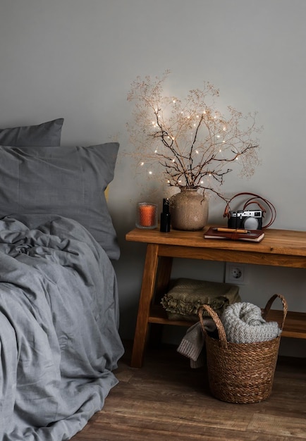 Przytulny wieczór w sypialni Wnętrze sypialni w skandynawskim stylu eko
