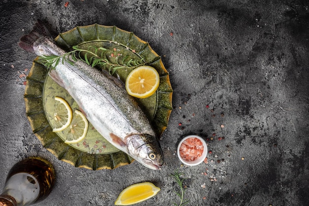 Pstrąg tęczowy Surowy pstrąg rybny z cytrynowym banerem menu przepisu na widok tekstu z góry