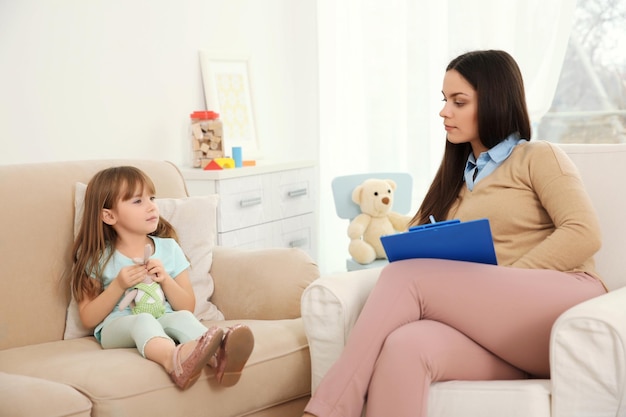 Psycholog dziecięcy pracujący z małą dziewczynką