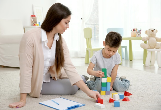 Psycholog dziecięcy pracujący z małym chłopcem