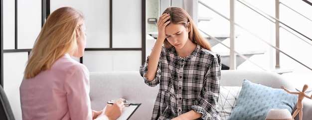 Zdjęcie psycholog dziecięcy pracujący z nastolatką w biurze