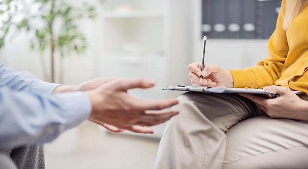 Zdjęcie psycholog kobieta lekarz robi notatki konsultacji