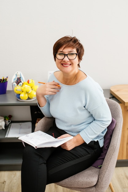 Psycholog Kobieta Uśmiecha Się I Siedzi W Biurze